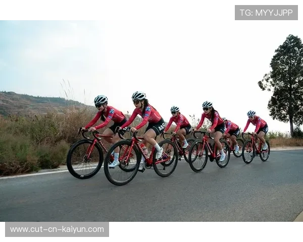 自行车队进行耐力组训练，爬坡表现更稳定